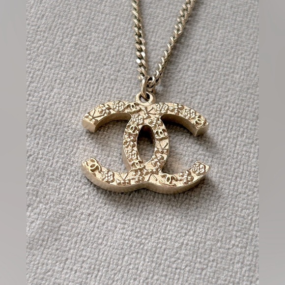 Authentic Chanel gold tone necklace with faux pearl - Picture 2 of 7